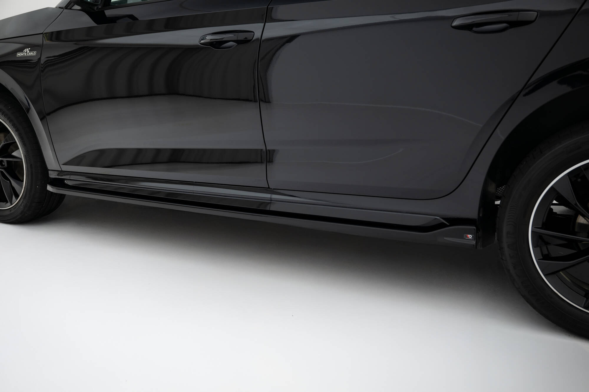 Zijskirts Skoda Kamiq Monte Carlo MK1 Facelift Maxton Glanzend zwart