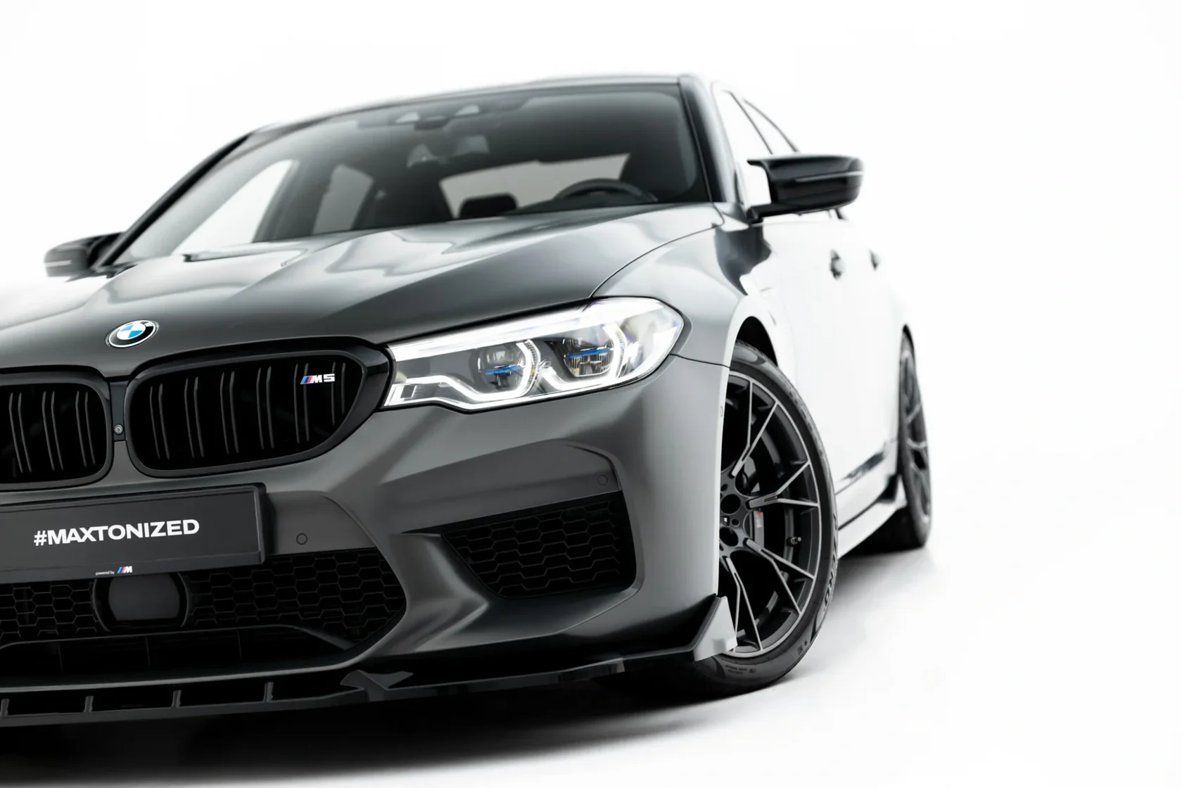 Voorspoiler passend voor BMW M5 F90 Maxton Glans Zwart V.3