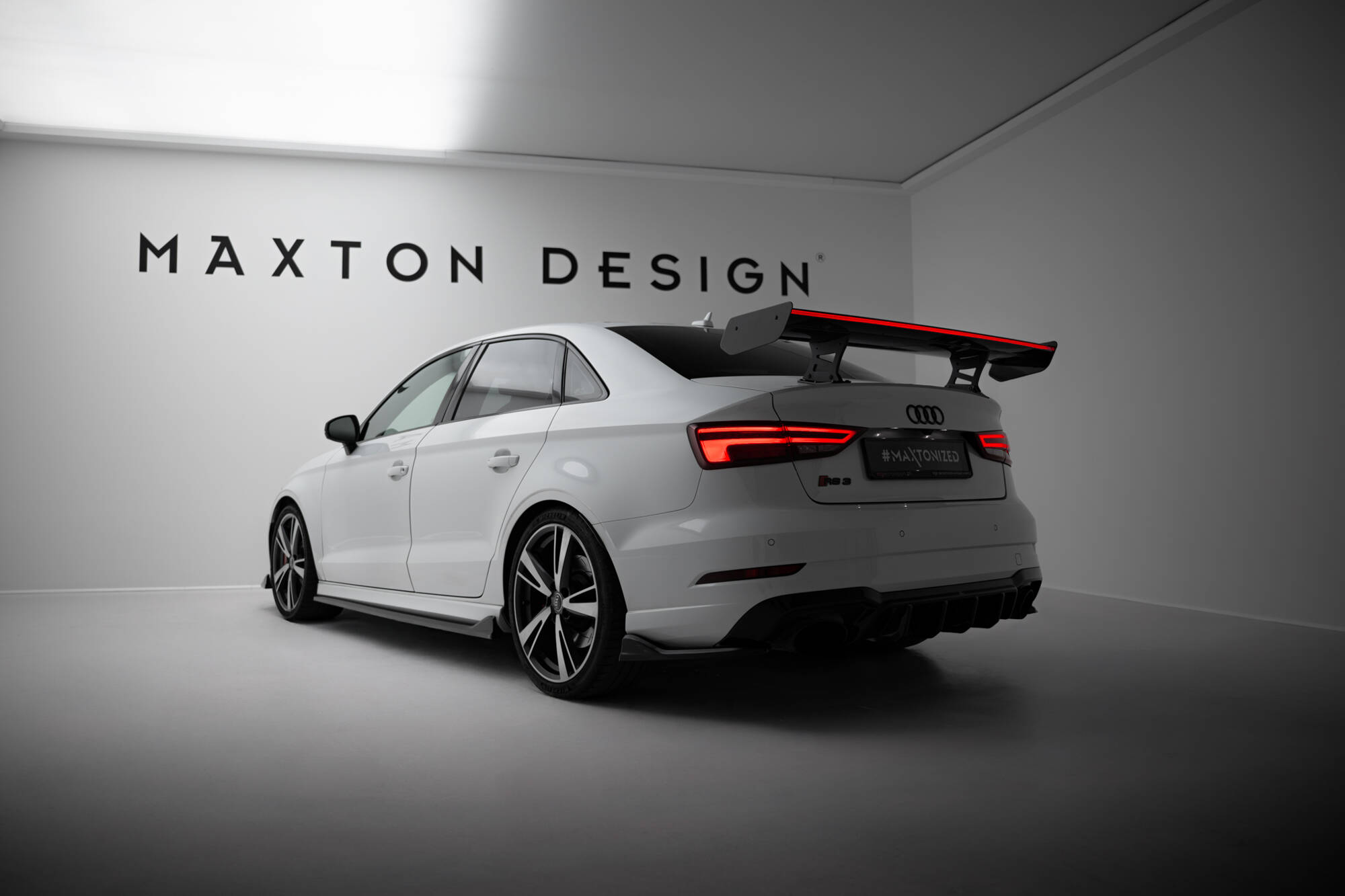 Carbon Spoiler + LED Audi A3 / A3 S-Line / S3 / RS3 Sedan 8Y / 8Y Facelift Maxton Glanzend zwart