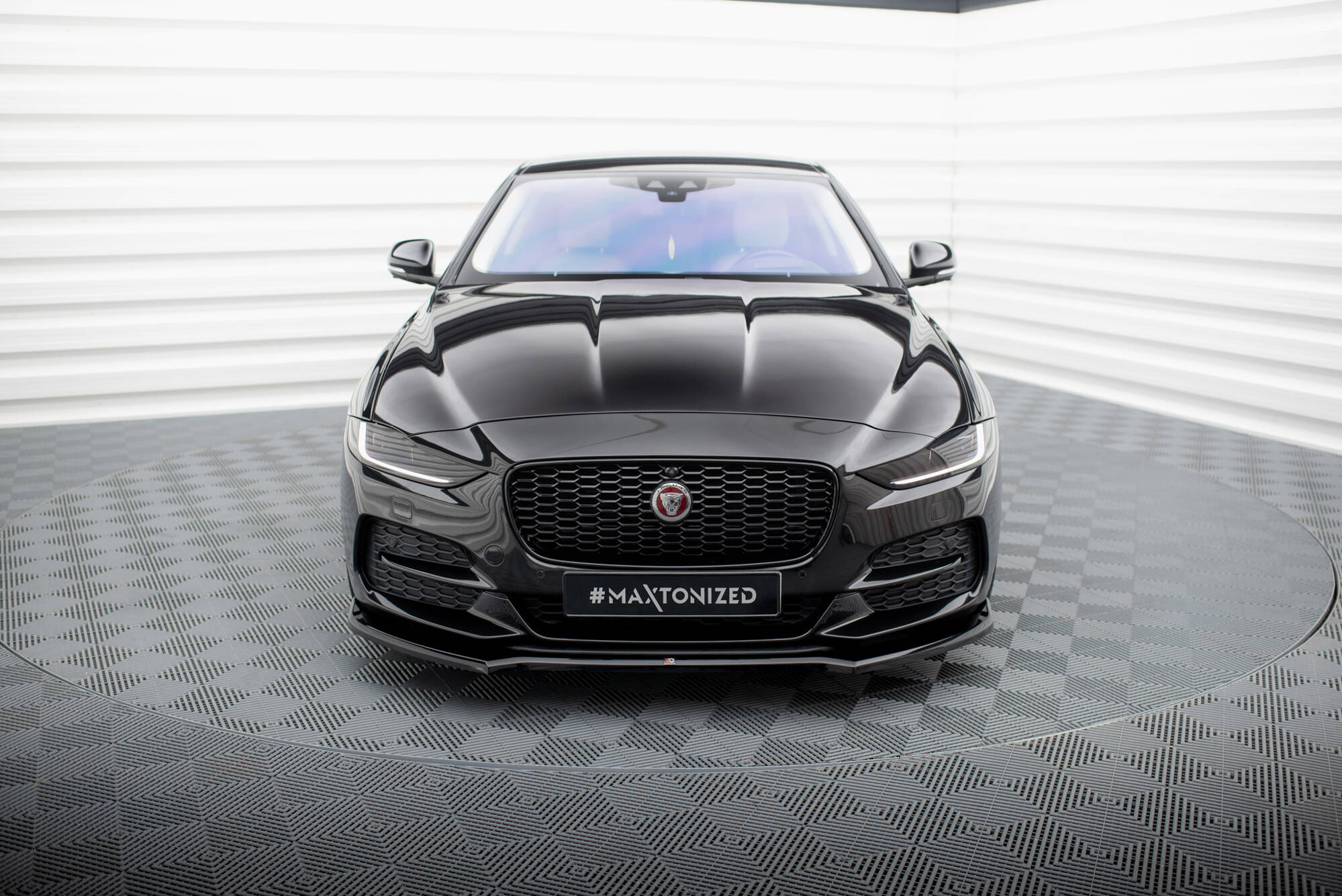 Bodykit Jaguar XE X760 Facelift Maxton Glanzend zwart