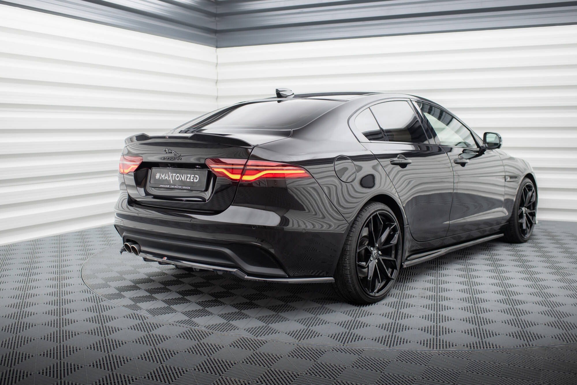 Bodykit Jaguar XE X760 Facelift Maxton Glanzend zwart
