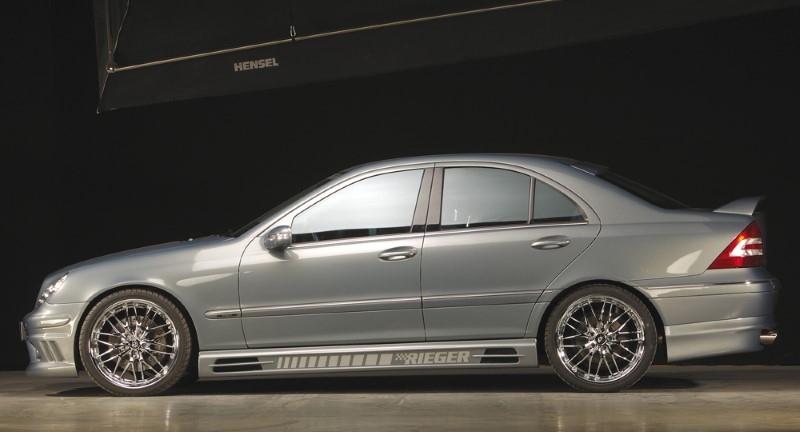 Zijskirts passend voor Mercedes W203 met 2 schacht en 2 uitsnedes Rieger