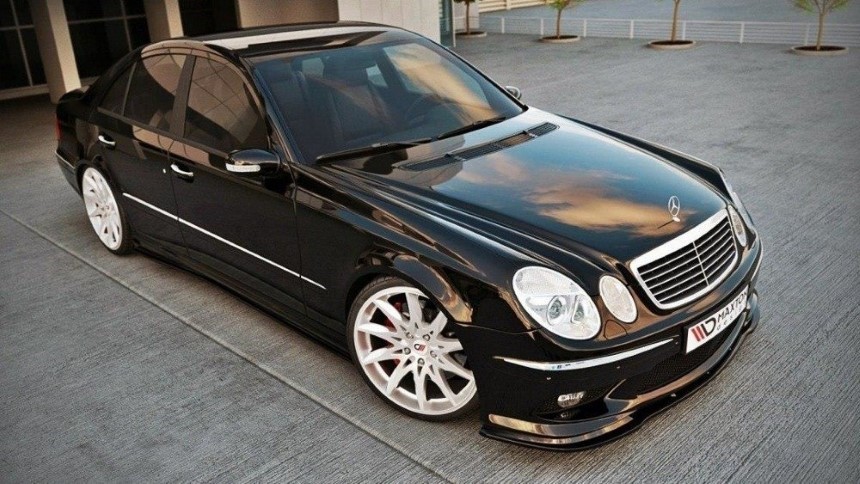 Voorspoiler passend voor Mercedes E W211 AMG Maxton Design glans zwart