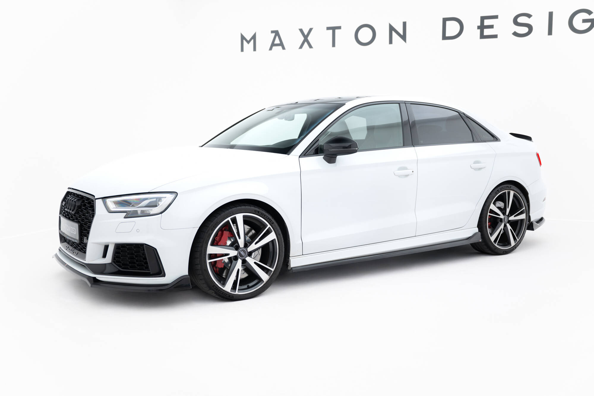 Bodykit passend voor Audi RS3 Sedan 8V Facelift Maxton Glanzend zwart