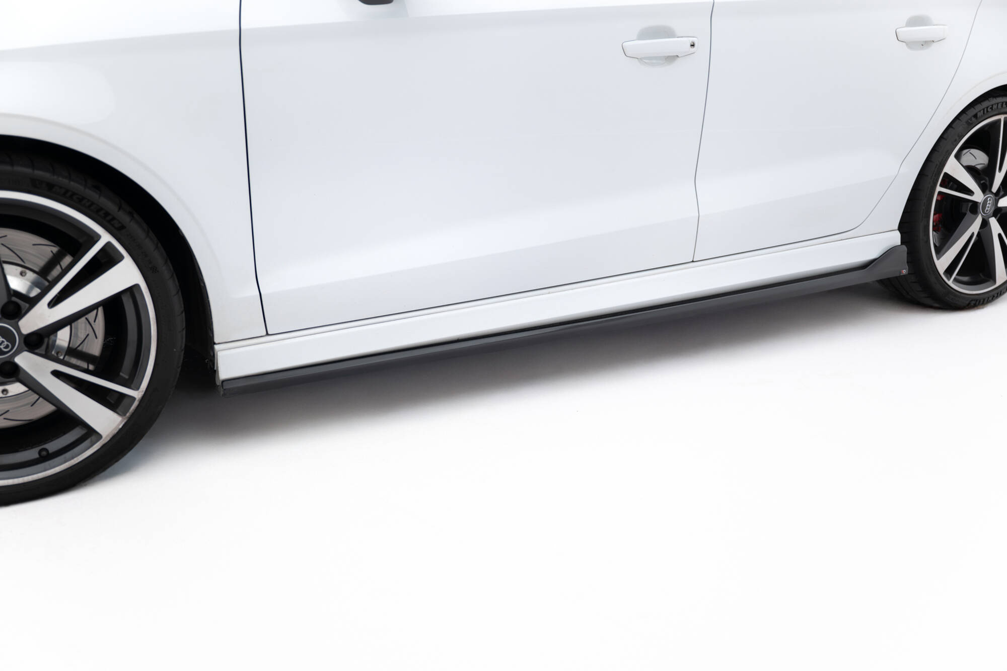 Bodykit passend voor Audi RS3 Sedan 8V Facelift Maxton Glanzend zwart