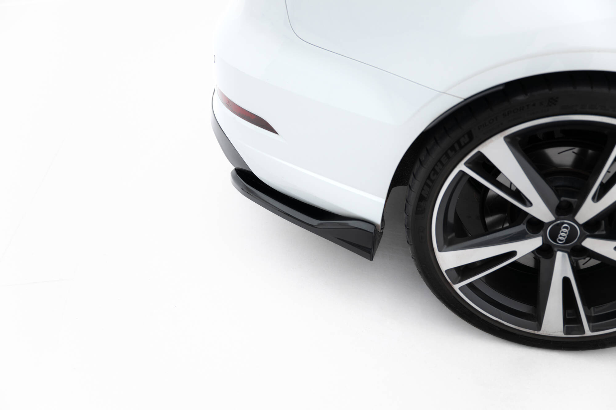 Bodykit passend voor Audi RS3 Sedan 8V Facelift Maxton Glanzend zwart